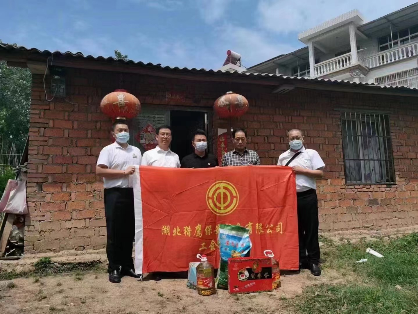 端午節(jié)將至，獵鷹企業(yè)組織員工走進(jìn)鄉(xiāng)村，為老人送去生活物資