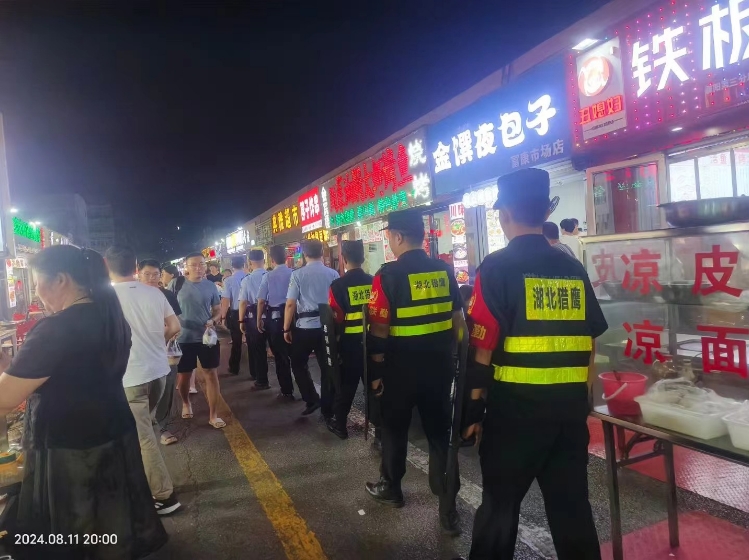 面對(duì)不同的工作環(huán)境和需求，保安工作人員該如何應(yīng)對(duì)？